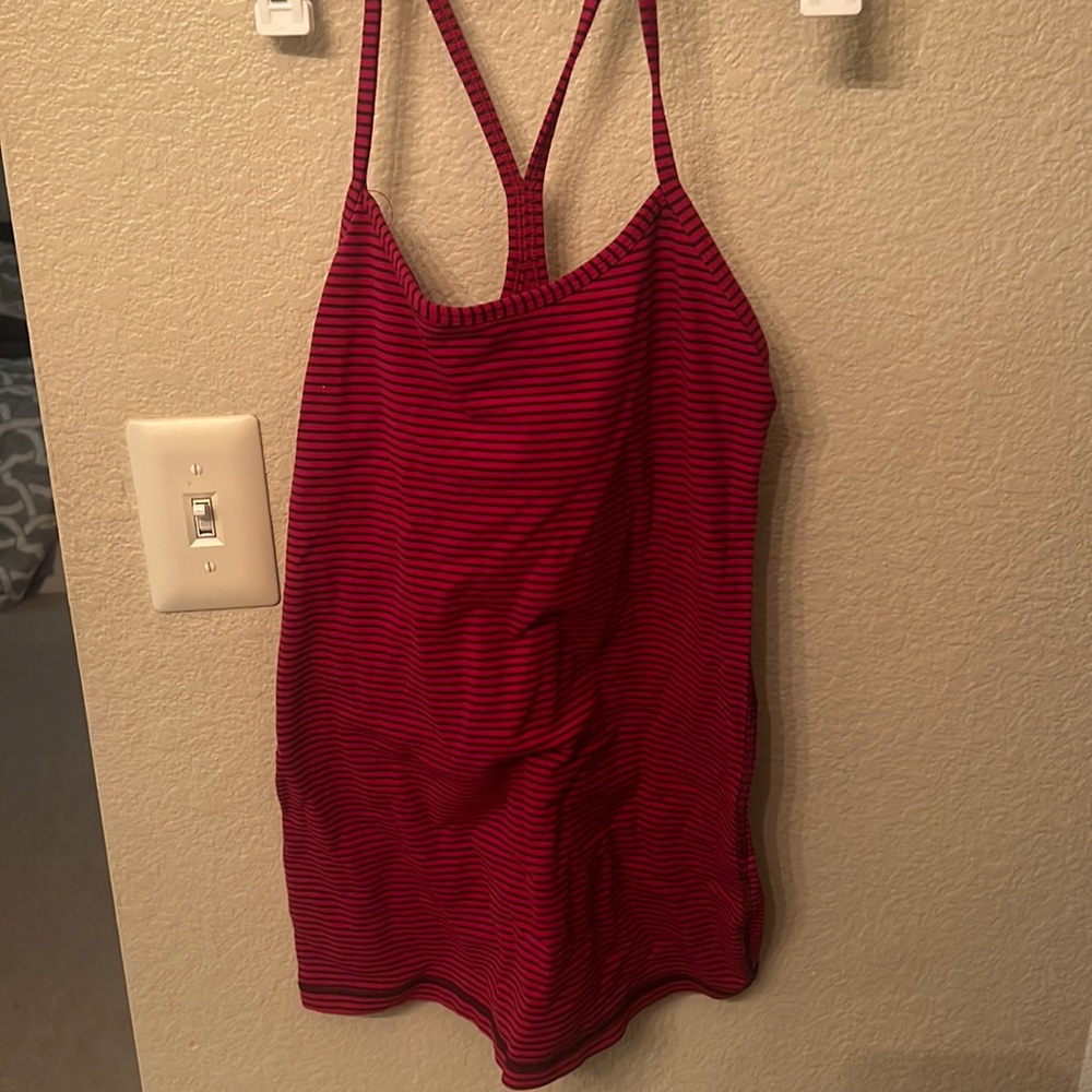 Lululemon pink/redish top